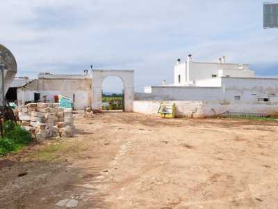 Da qui passiamo sotto la ferrovia e giungiamo dinanzi a un altro bianchissimo complesso: la masseria Fontenuova